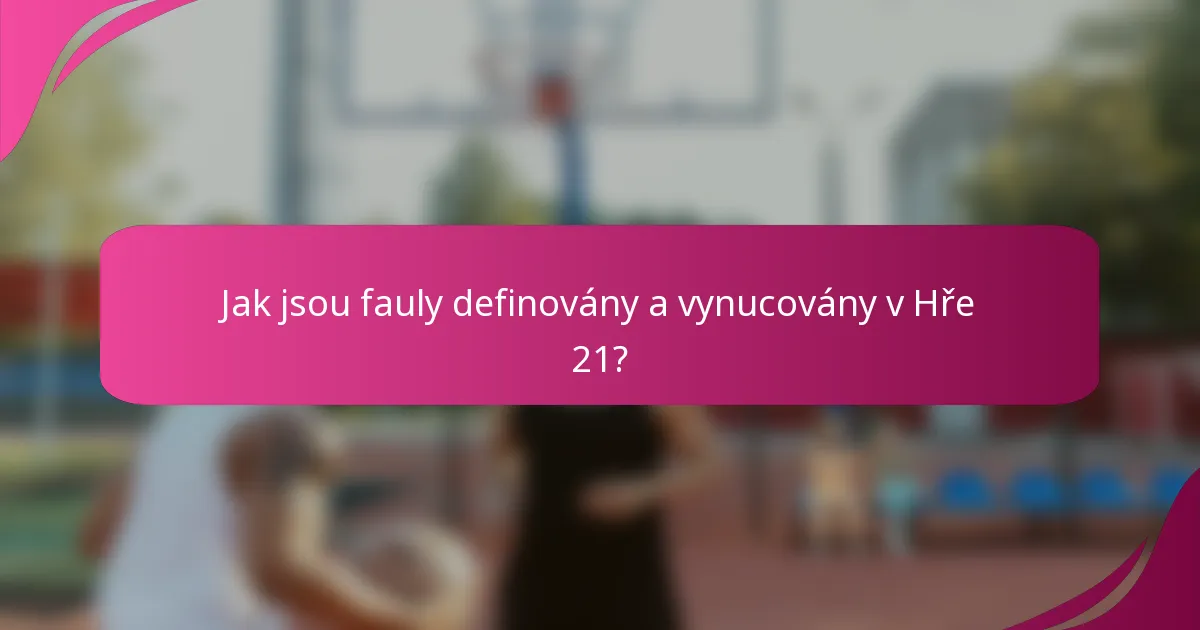 Jak jsou fauly definovány a vynucovány v Hře 21?